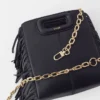 Borsa in pelle con tracolla a catena Borsa in pelle con tracolla a catena