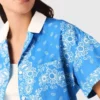 Camicia con colletto stampato a contrasto
