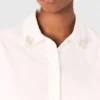 Camicia corta con dettaglio gioiello Camicia corta con dettaglio gioiello