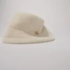 Cappello a secchiello in pelliccia sintetica