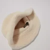 Cappello a secchiello in pelliccia sintetica