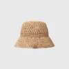 Cappello a secchiello in rafia lavorato all’uncinetto