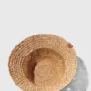 Cappello a secchiello in rafia lavorato all’uncinetto