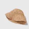 Cappello a secchiello in rafia lavorato all’uncinetto