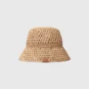Cappello a secchiello in rafia lavorato all’uncinetto