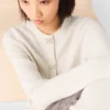 Cardigan con bottoni decorativi a fiocco