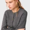 Cardigan con cravatta rimovibile Cardigan con cravatta rimovibile