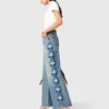 Jeans a gamba larga con ricami floreali Jeans a gamba larga con ricami floreali