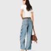 Jeans a gamba larga con ricami floreali Jeans a gamba larga con ricami floreali