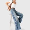 Jeans a gamba larga con ricami floreali Jeans a gamba larga con ricami floreali