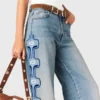 Jeans a gamba larga con ricami floreali Jeans a gamba larga con ricami floreali