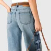 Jeans a gamba larga con ricami floreali Jeans a gamba larga con ricami floreali