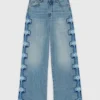Jeans a gamba larga con ricami floreali Jeans a gamba larga con ricami floreali