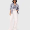Jeans a vita alta e gamba larga Jeans a vita alta e gamba larga