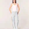 Jeans a zampa con strappi e strass Jeans a zampa con strappi e strass