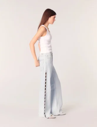 Jeans a zampa con strappi e strass