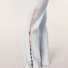 Jeans a zampa con strappi e strass Jeans a zampa con strappi e strass