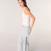 Jeans a zampa con strappi e strass Jeans a zampa con strappi e strass