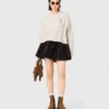 Maglione con spilla floreale Maglione con spilla floreale
