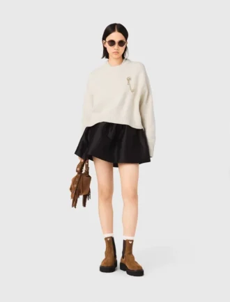 Maglione con spilla floreale