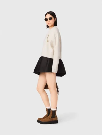 Maglione con spilla floreale