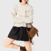 Maglione con spilla floreale Maglione con spilla floreale