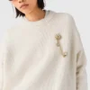 Maglione con spilla floreale Maglione con spilla floreale