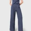 Pantaloni da completo con pieghe e strass Pantaloni da completo con pieghe e strass