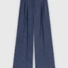 Pantaloni da completo con pieghe e strass Pantaloni da completo con pieghe e strass