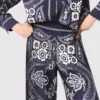 Pantaloni fluidi con stampa bandana Pantaloni fluidi con stampa bandana