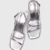 Sandali con tacco e cinturini metallici Sandali con tacco e cinturini metallici