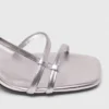 Sandali con tacco e cinturini metallici Sandali con tacco e cinturini metallici