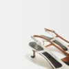 Scarpe con tacco alto e cinturini in pelle argentata Scarpe con tacco alto e cinturini in pelle argentata