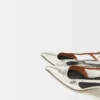 Scarpe con tacco alto e cinturini in pelle argentata Scarpe con tacco alto e cinturini in pelle argentata