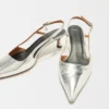 Scarpe con tacco alto e cinturini in pelle argentata Scarpe con tacco alto e cinturini in pelle argentata