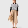 T-shirt con fiore a strisce in strass