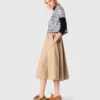 T-shirt con fiore a strisce in strass