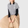 T-shirt con fiore a strisce in strass
