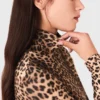 T-shirt con stampa leopardata