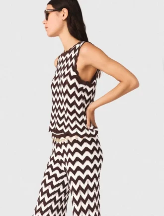 Top all’uncinetto a zigzag