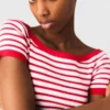 Top in maglia a righe con scollo a barchetta