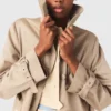 Trench con cappuccio rimovibile Trench con cappuccio rimovibile