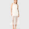 Vestito lungo all’uncinetto con strass