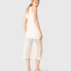 Vestito lungo all’uncinetto con strass