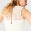 Vestito lungo all’uncinetto con strass
